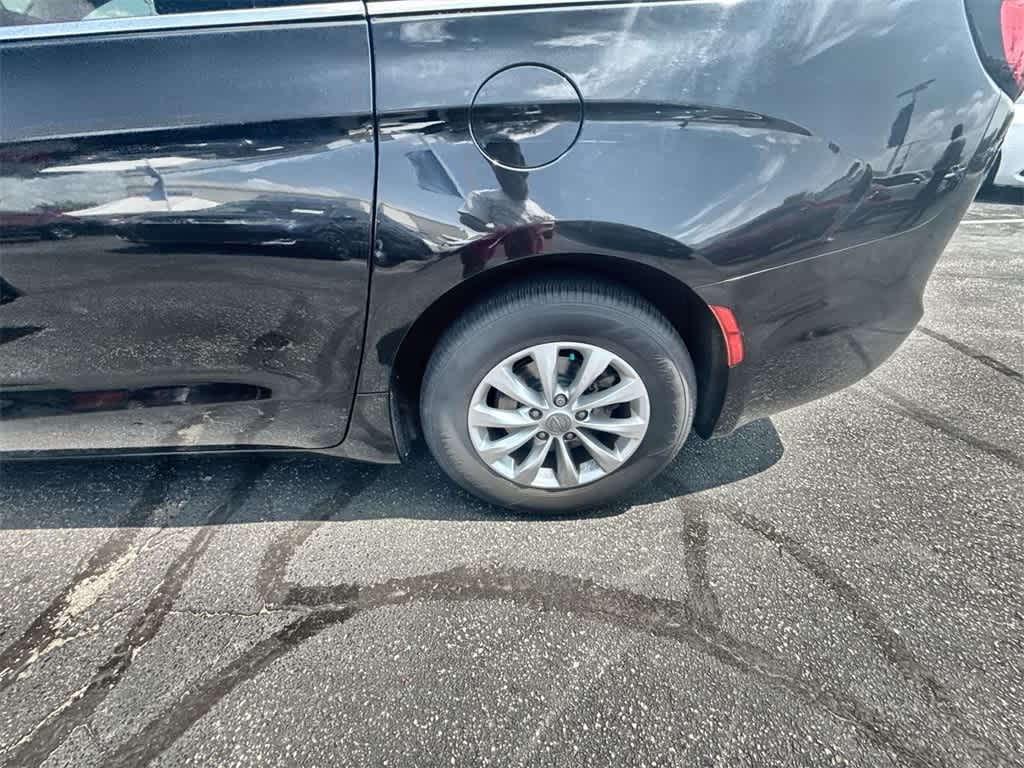 Thumbnail: 2018 Chrysler Pacifica - 13