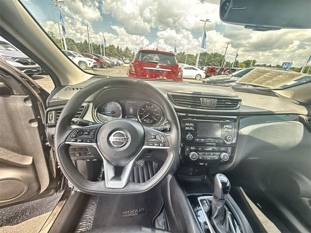 Thumbnail: 2017 Nissan Rogue Sport - 14