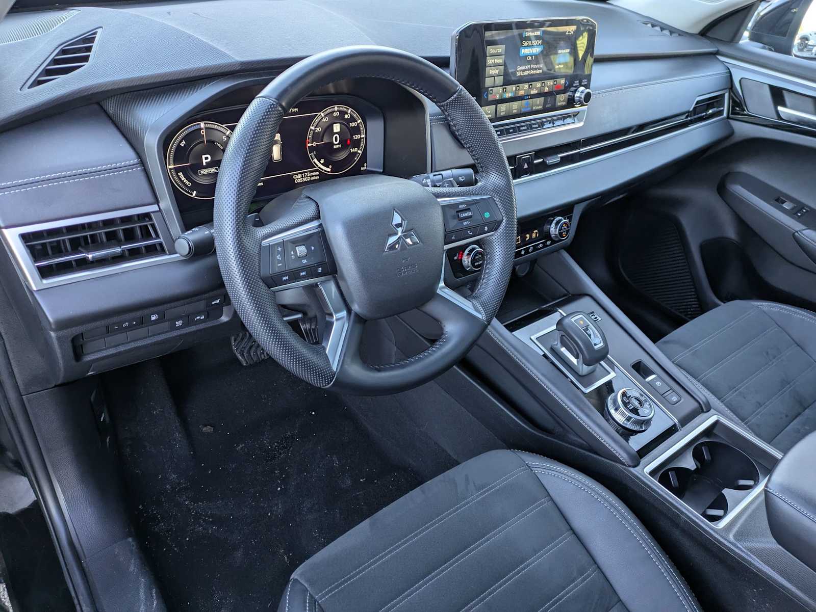 Thumbnail: 2023 Mitsubishi Outlander - 2