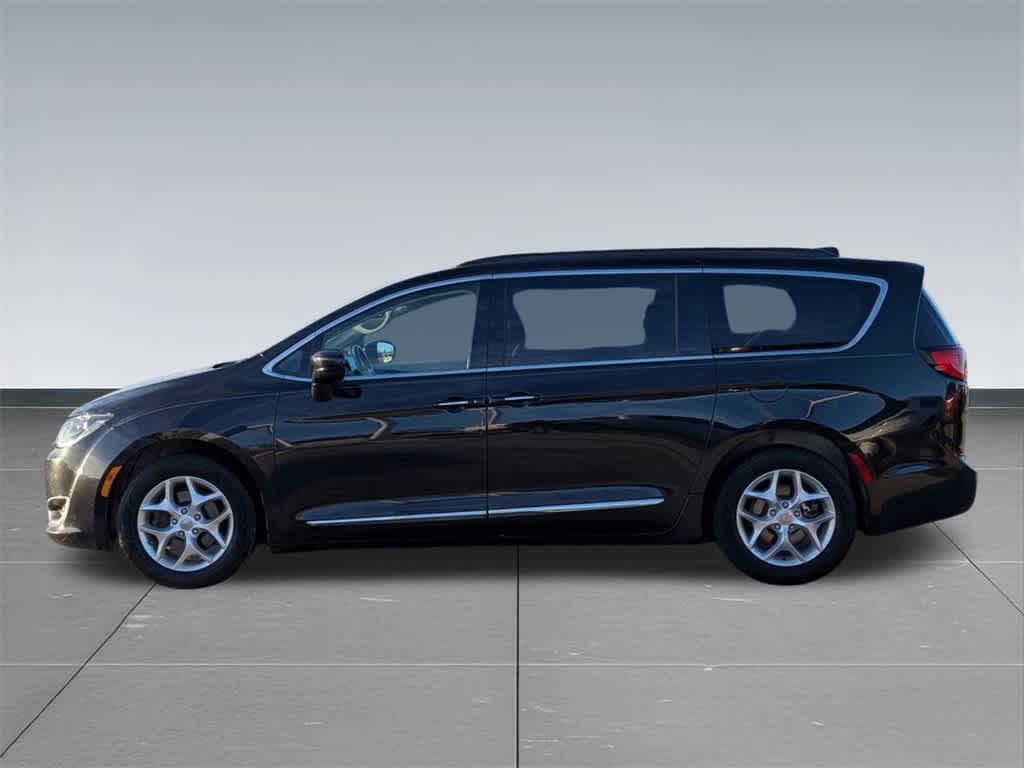 Thumbnail: 2017 Chrysler Pacifica - 3