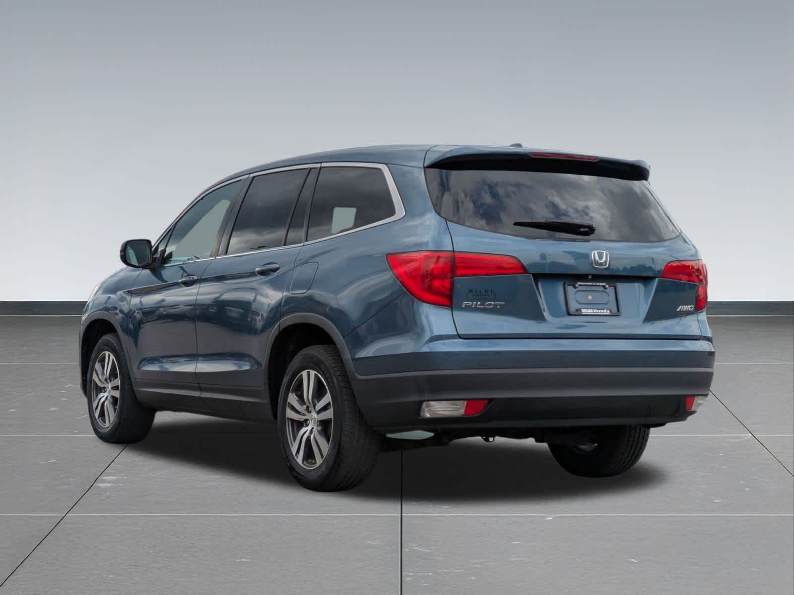 Thumbnail: 2017 Honda Pilot - 4