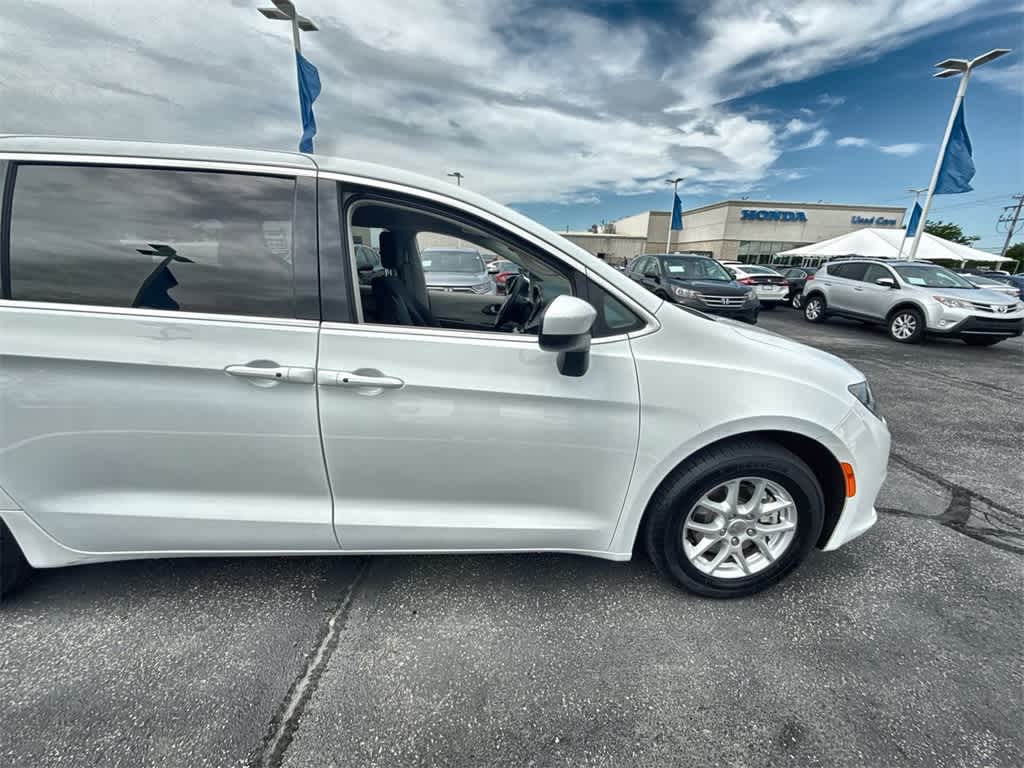 Thumbnail: 2023 Chrysler Voyager - 8