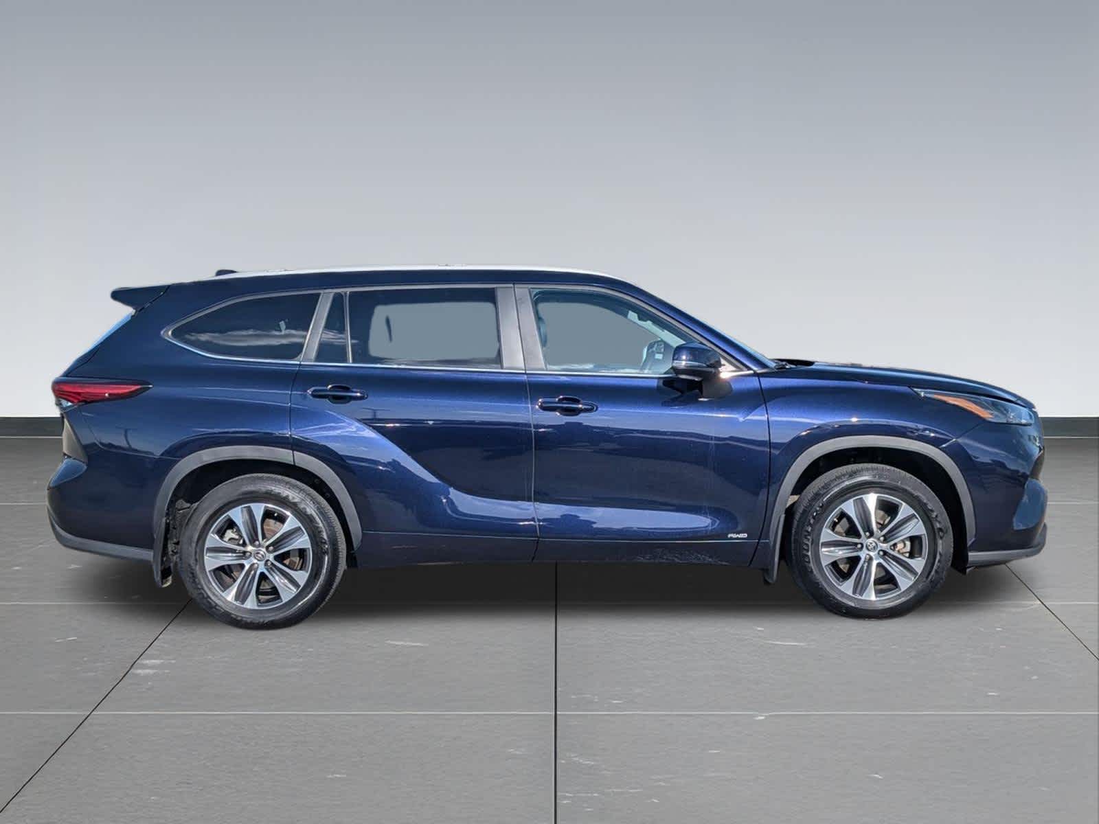 Thumbnail: 2023 Toyota Highlander - 6