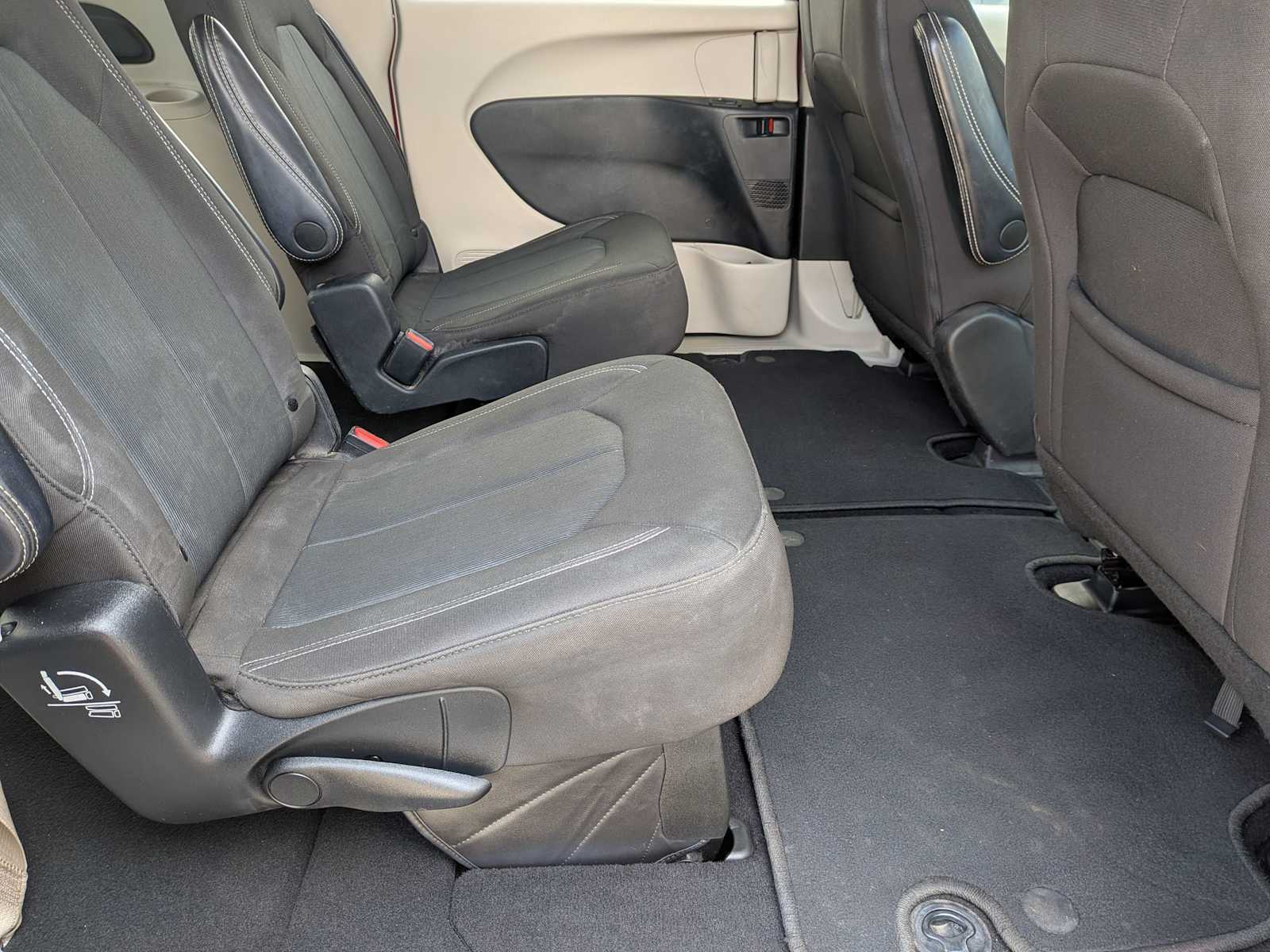 Thumbnail: 2022 Chrysler Voyager - 19