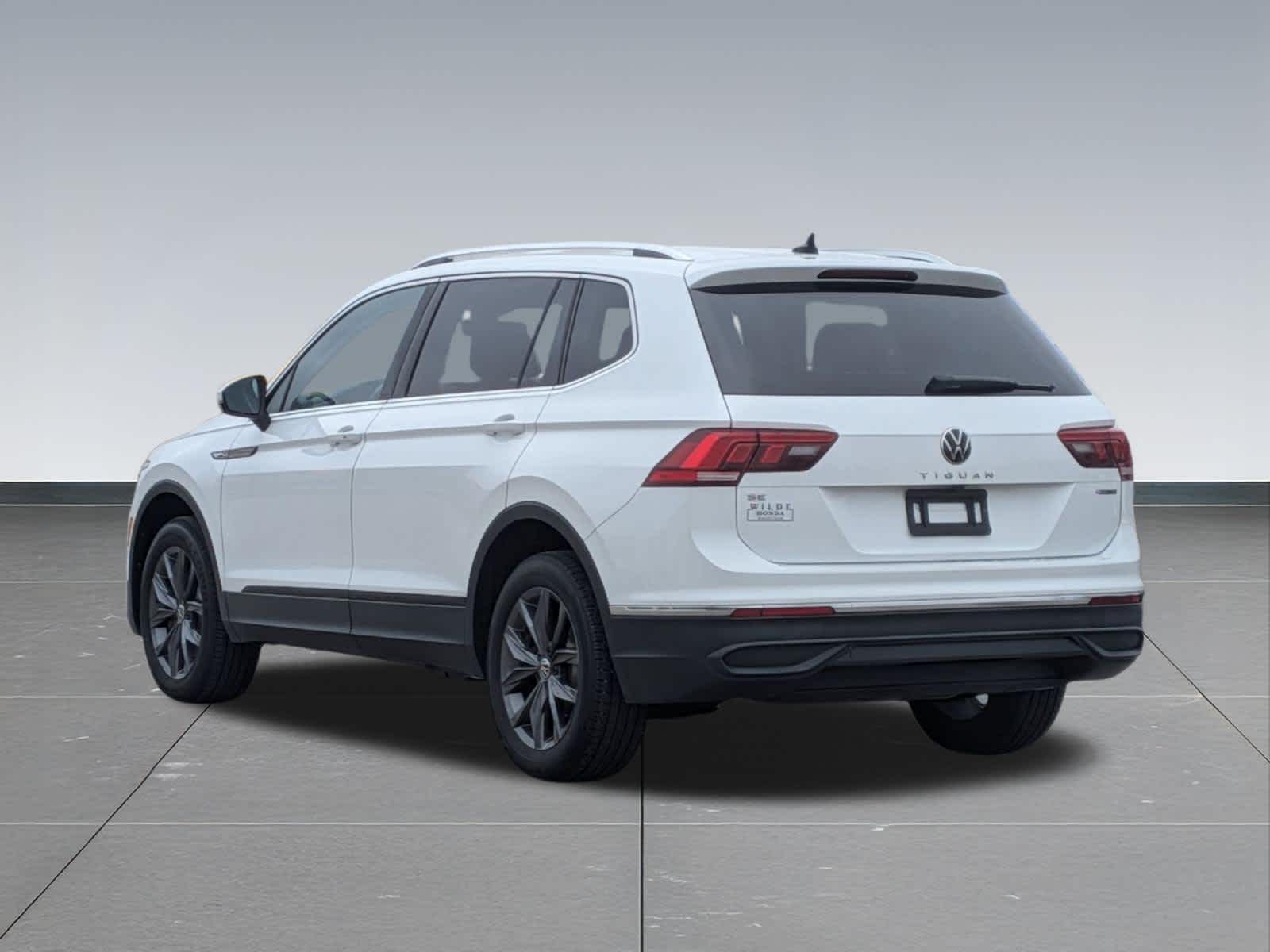 Thumbnail: 2022 Volkswagen Tiguan - 4