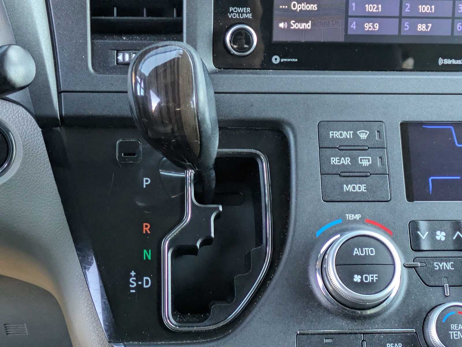 Thumbnail: 2018 Toyota Sienna - 30