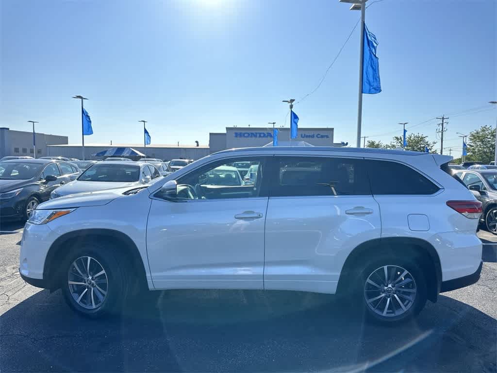 Used 2017 Toyota Highlander XLE with VIN 5TDJZRFH5HS422687 for sale in Waukesha, WI