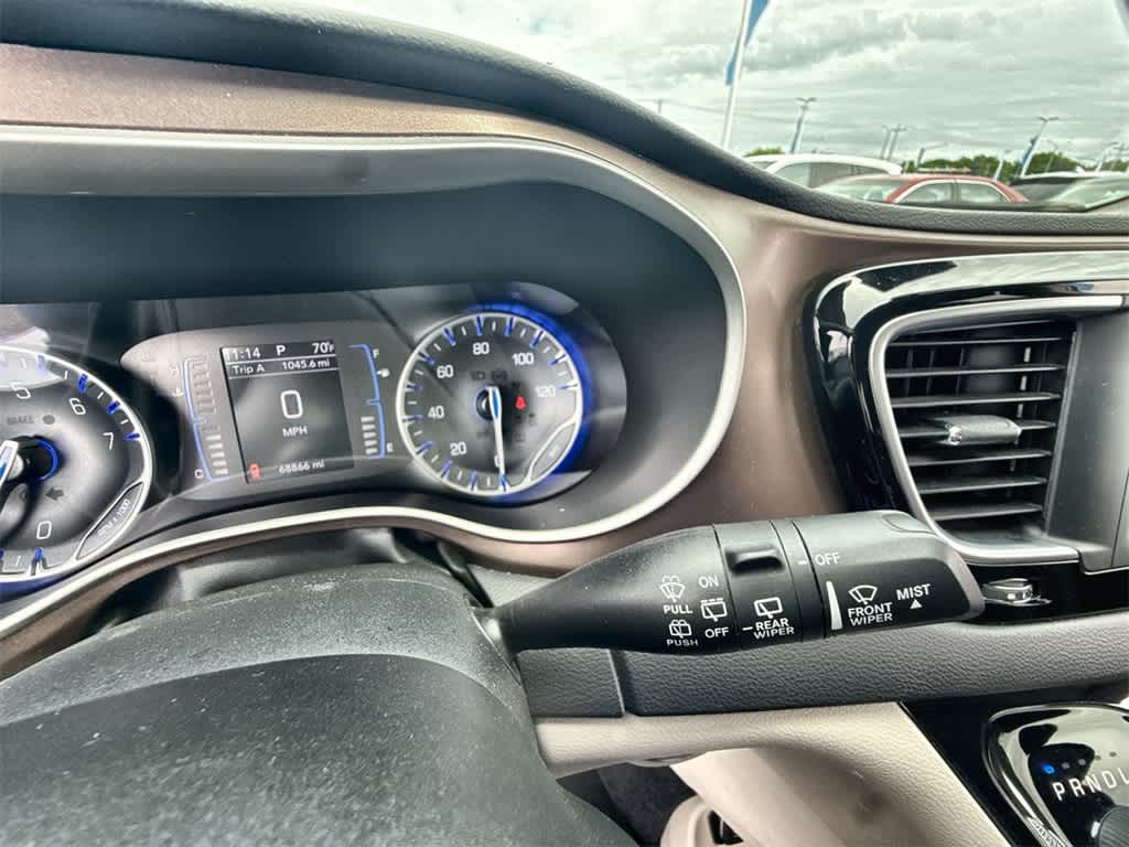 Thumbnail: 2023 Chrysler Voyager - 24