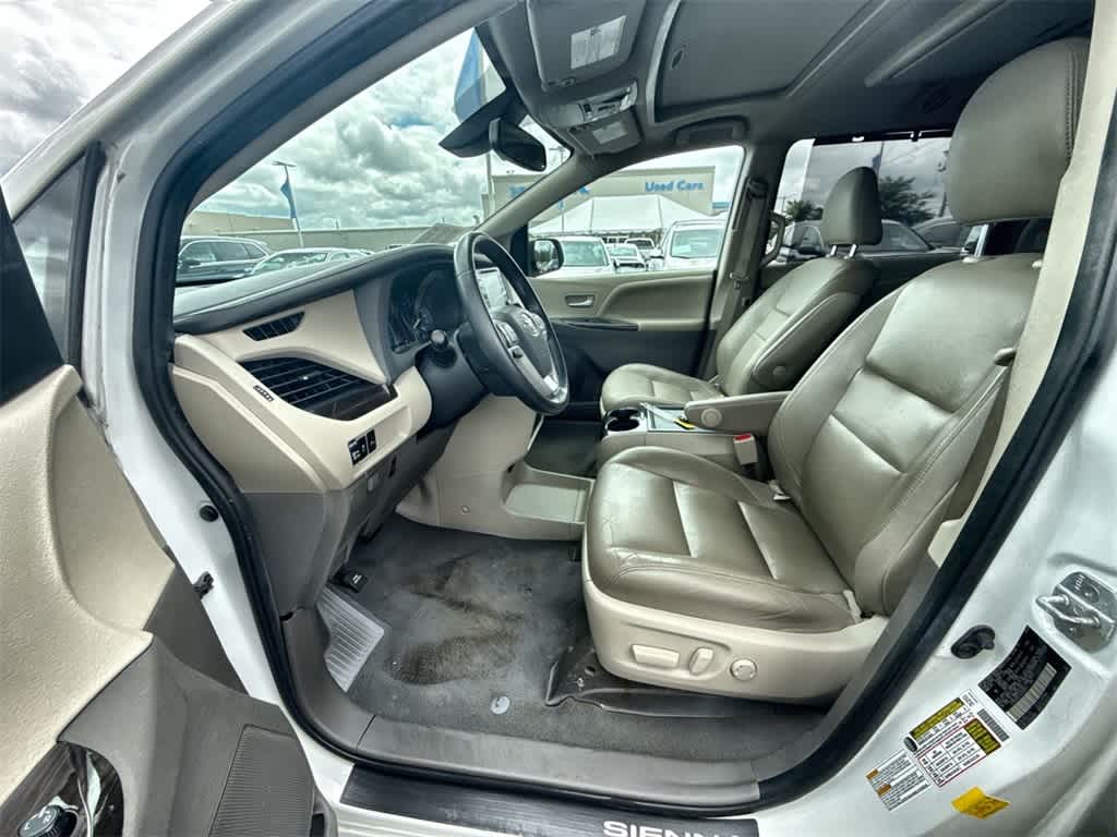 2020 Toyota Sienna XLE Premium photo 2