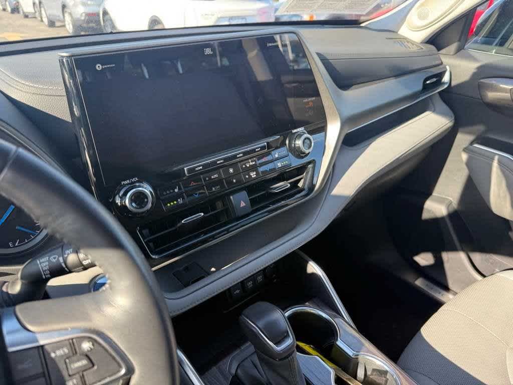 Thumbnail: 2021 Toyota Highlander - 21