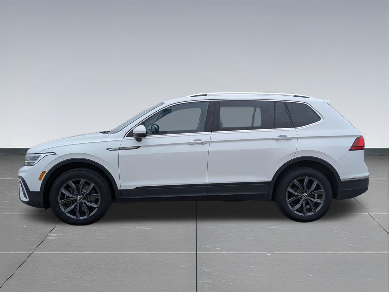 Thumbnail: 2022 Volkswagen Tiguan - 3
