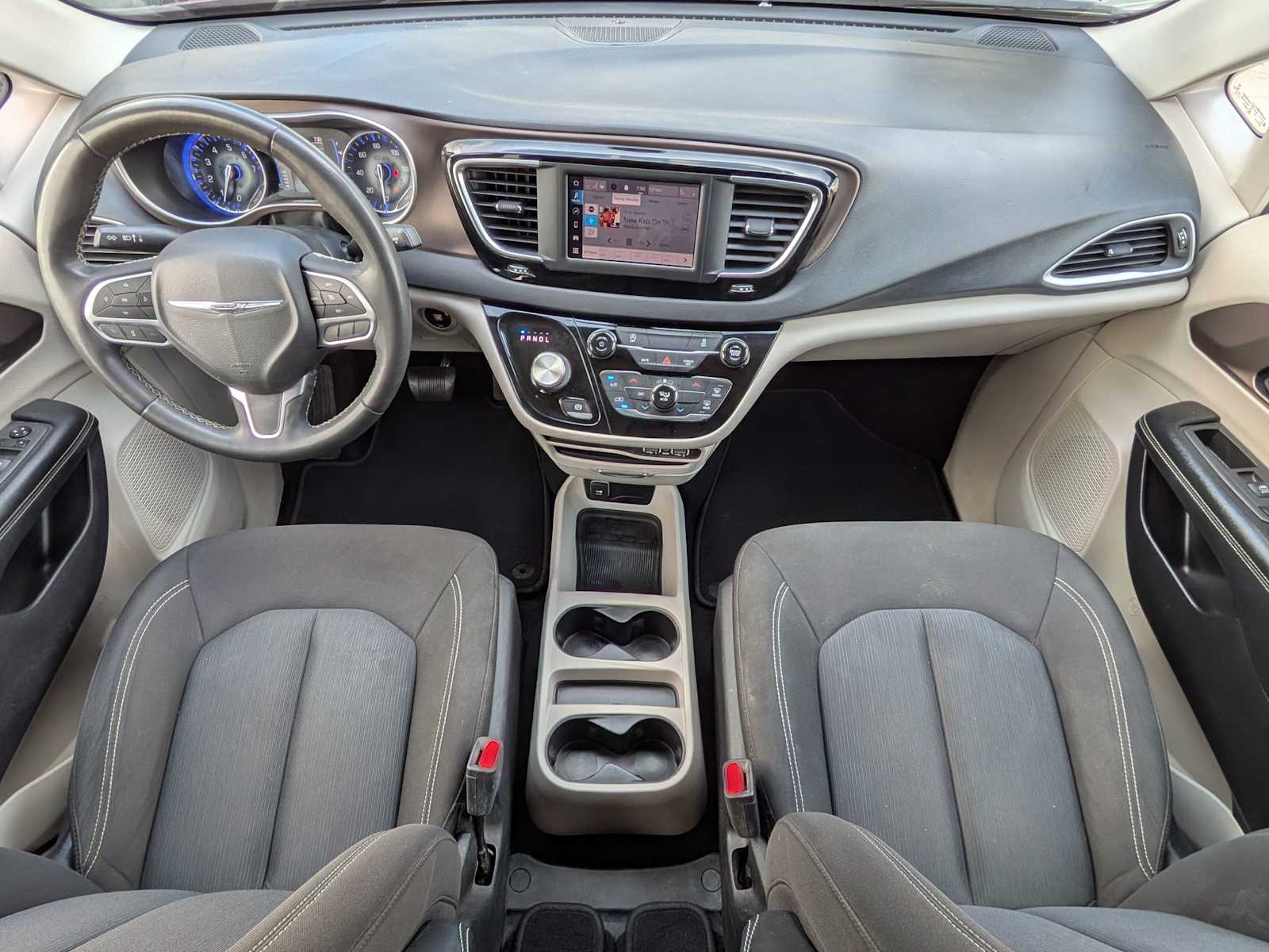 Thumbnail: 2022 Chrysler Voyager - 21