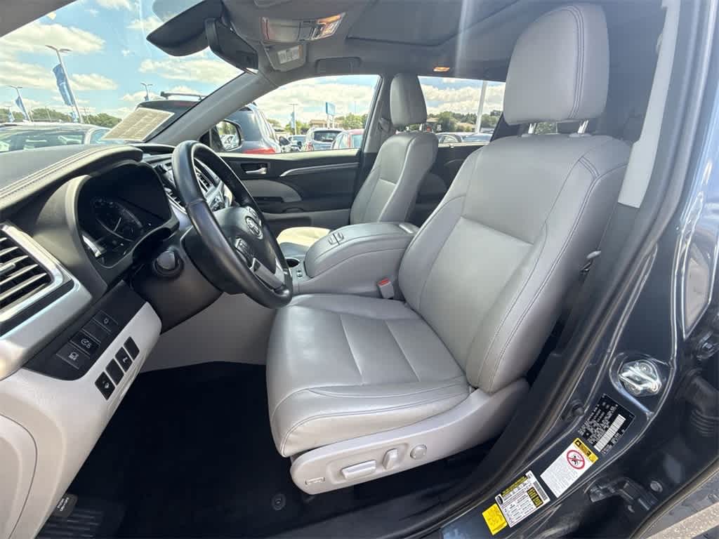Thumbnail: 2019 Toyota Highlander - 15