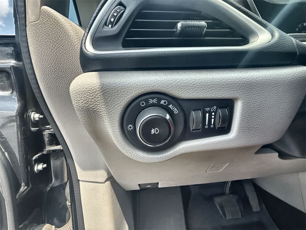 Thumbnail: 2018 Chrysler Pacifica - 16