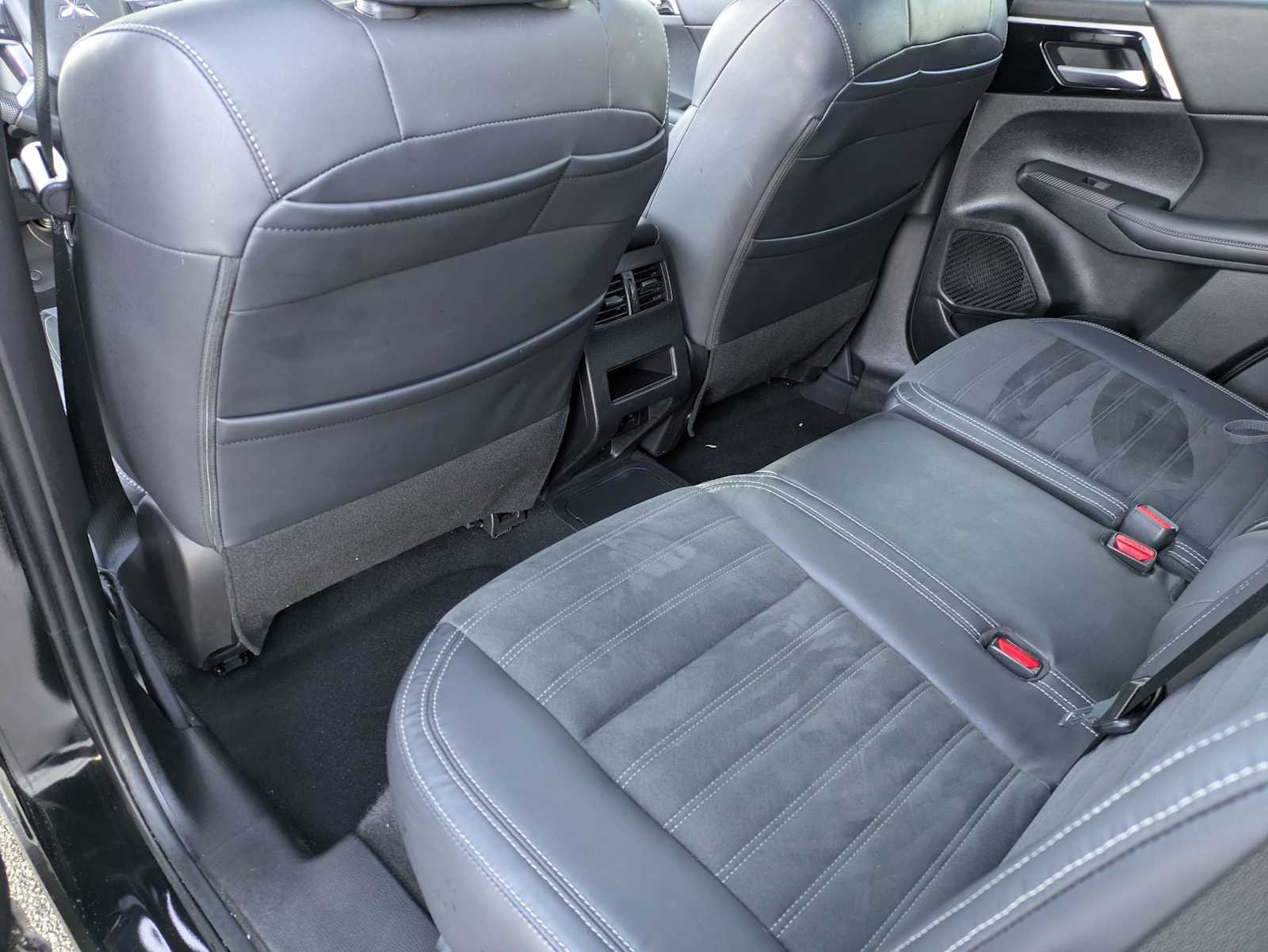 Thumbnail: 2023 Mitsubishi Outlander - 17