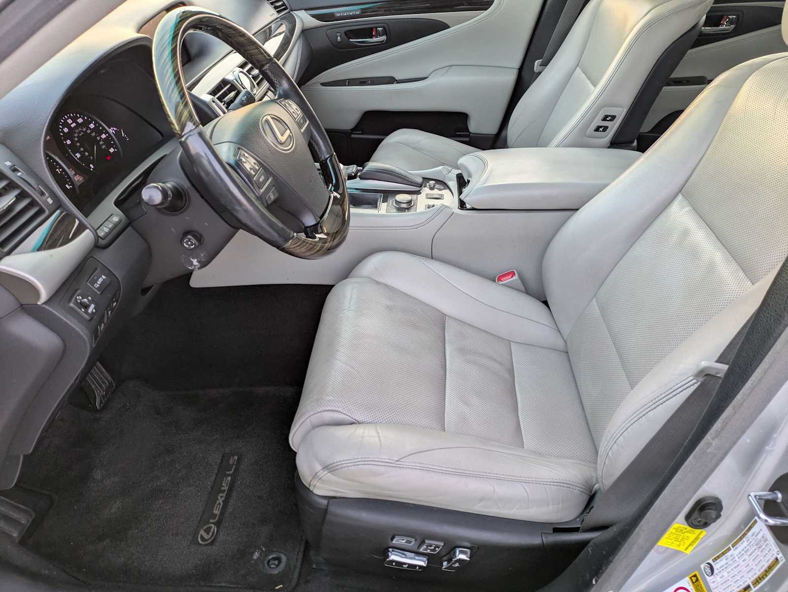 Thumbnail: 2015 Lexus LS - 15