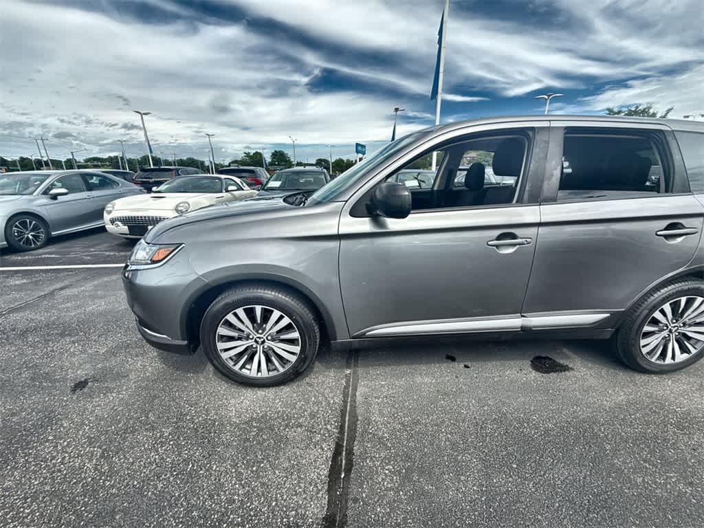 Thumbnail: 2020 Mitsubishi Outlander - 3