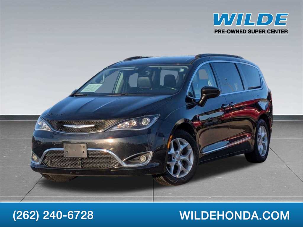 2017 Chrysler Pacifica Touring L -
                  Waukesha, WI