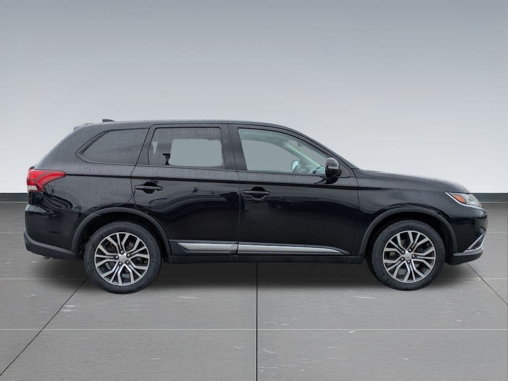 Used 2017 Mitsubishi Outlander SE CUV