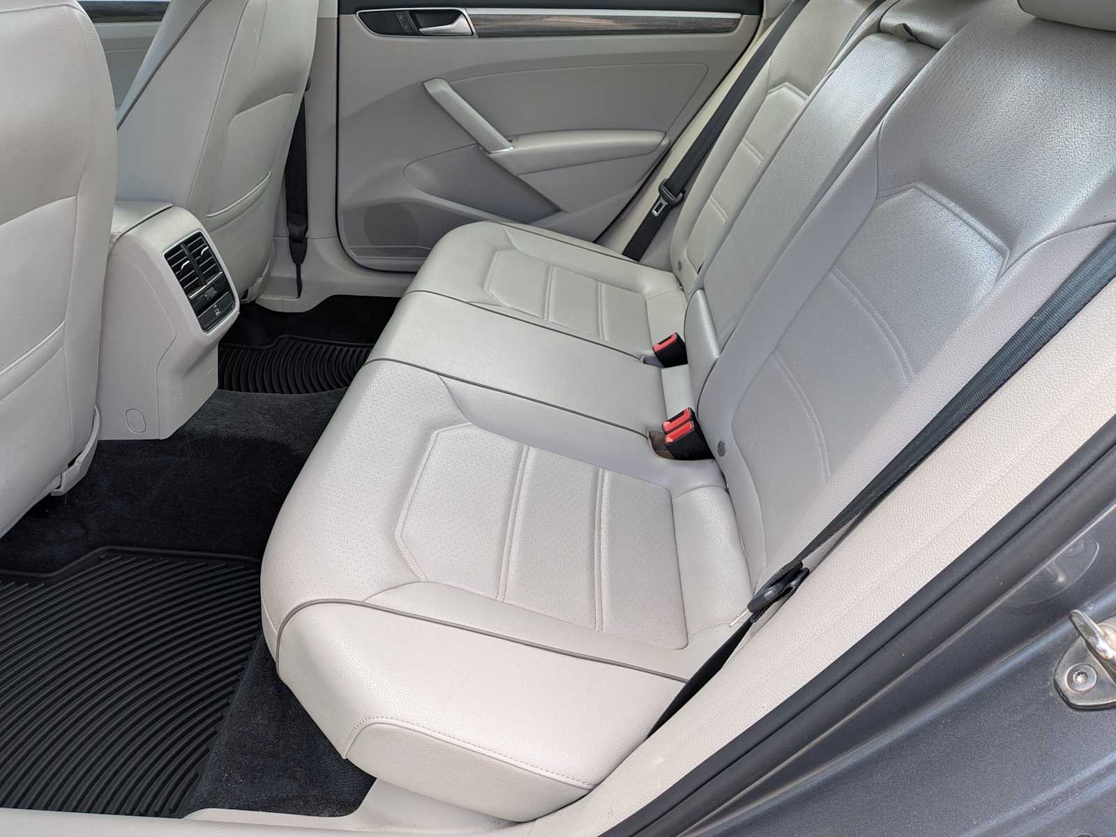 Thumbnail: 2016 Volkswagen Passat - 19