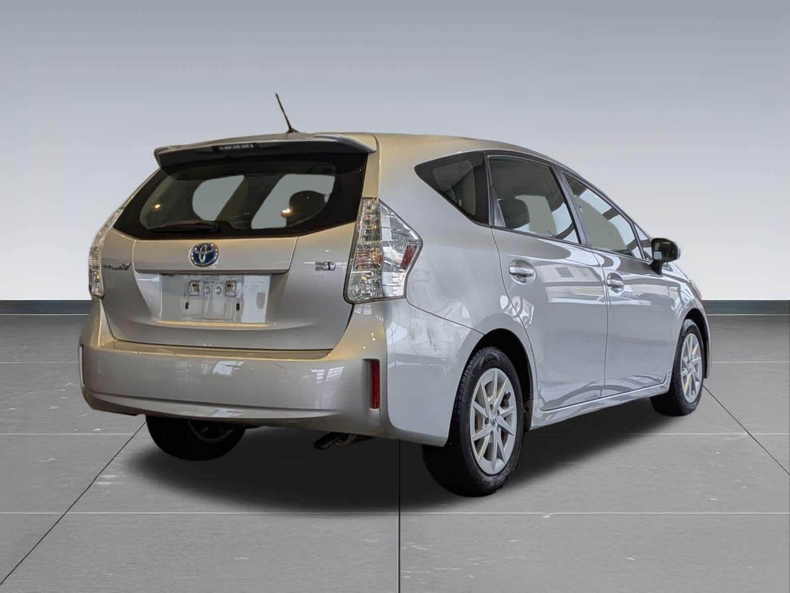 Thumbnail: 2014 Toyota Prius v - 6