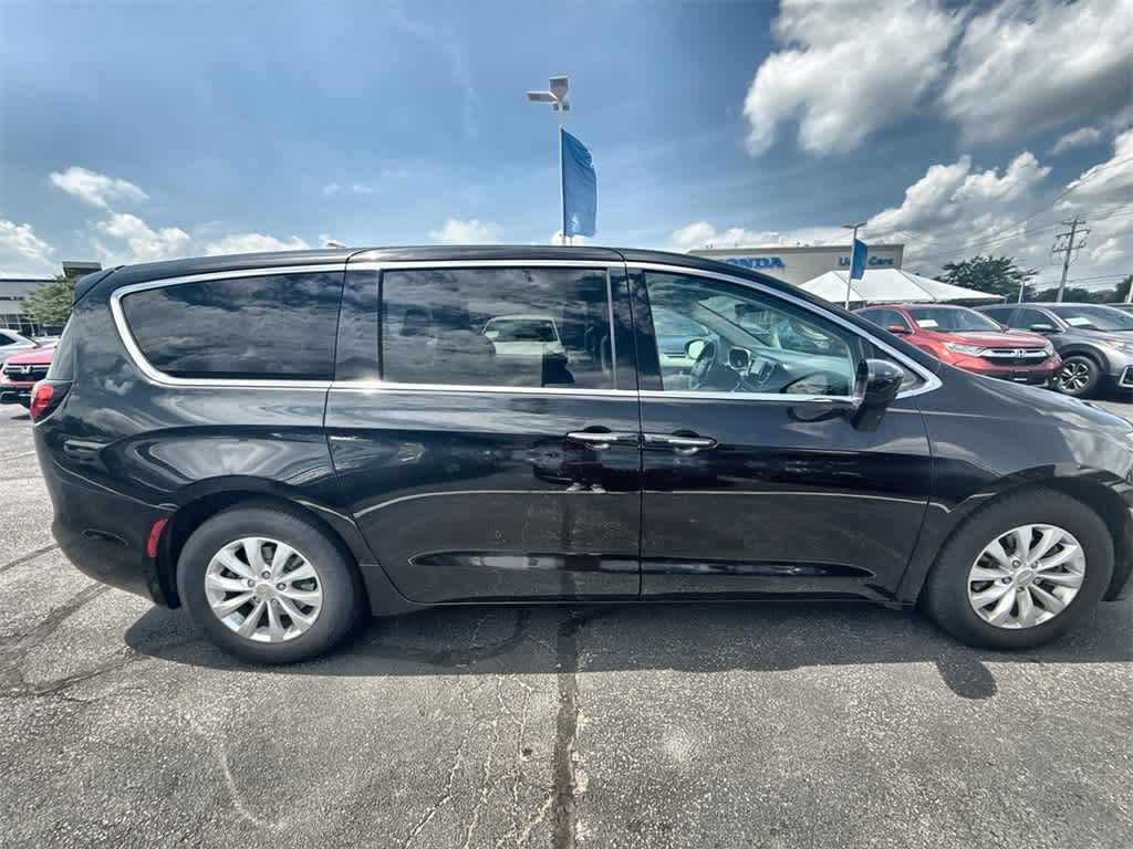 Thumbnail: 2018 Chrysler Pacifica - 7