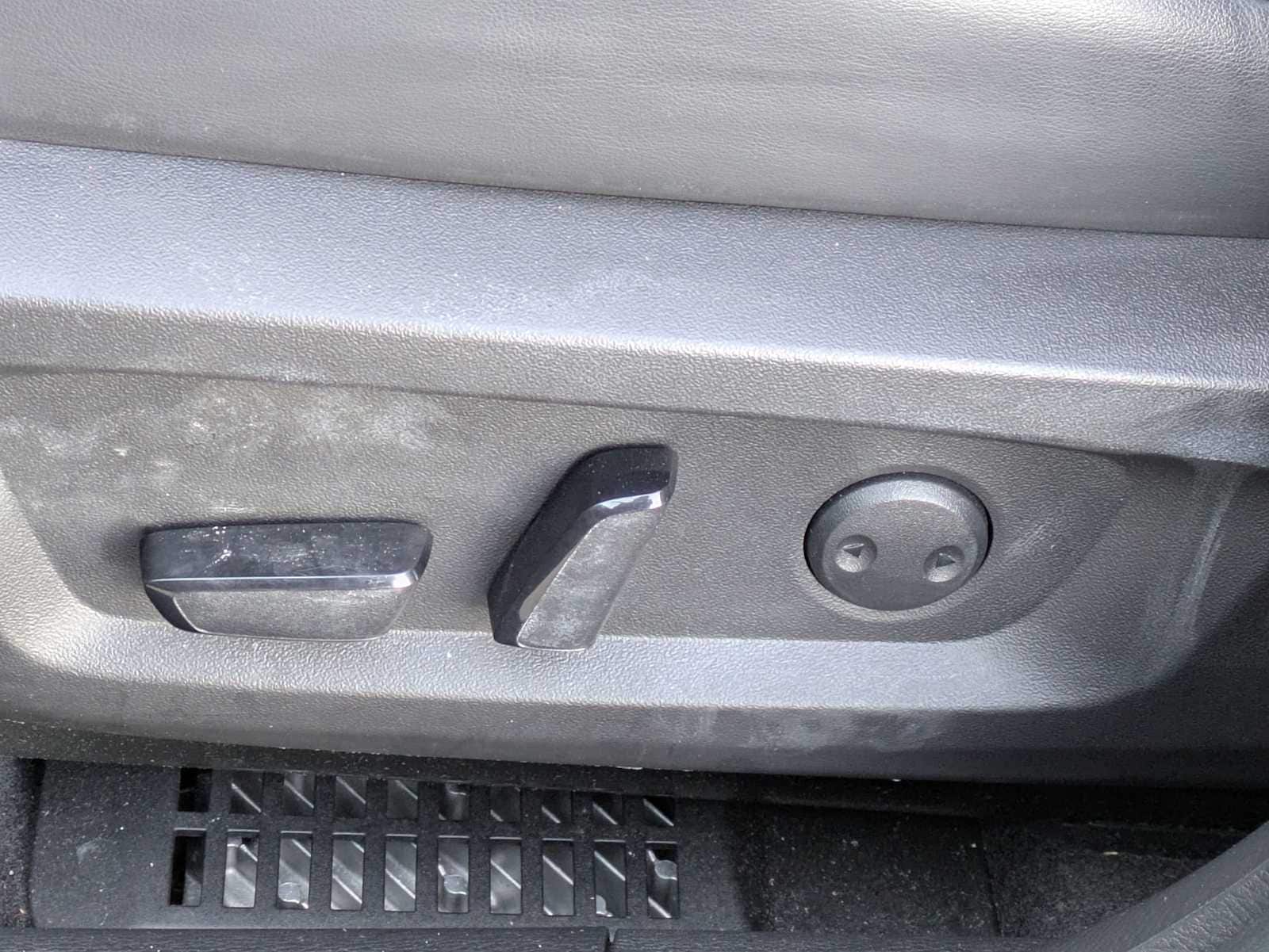 Thumbnail: 2023 Mitsubishi Outlander - 16