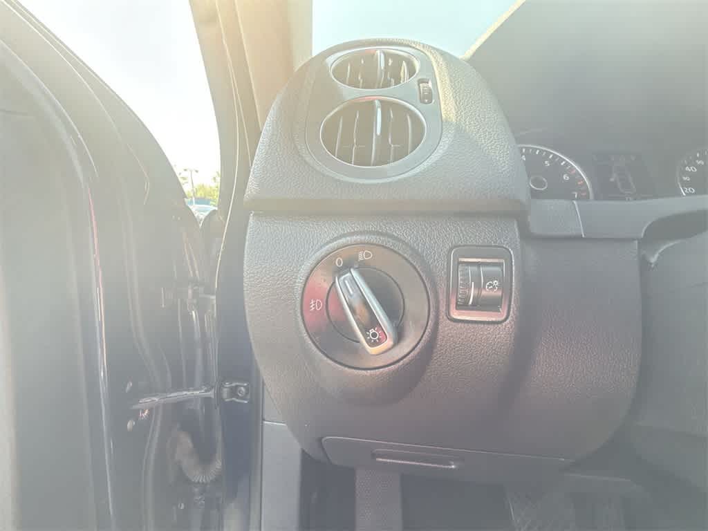 2012 Volkswagen Tiguan SE 16