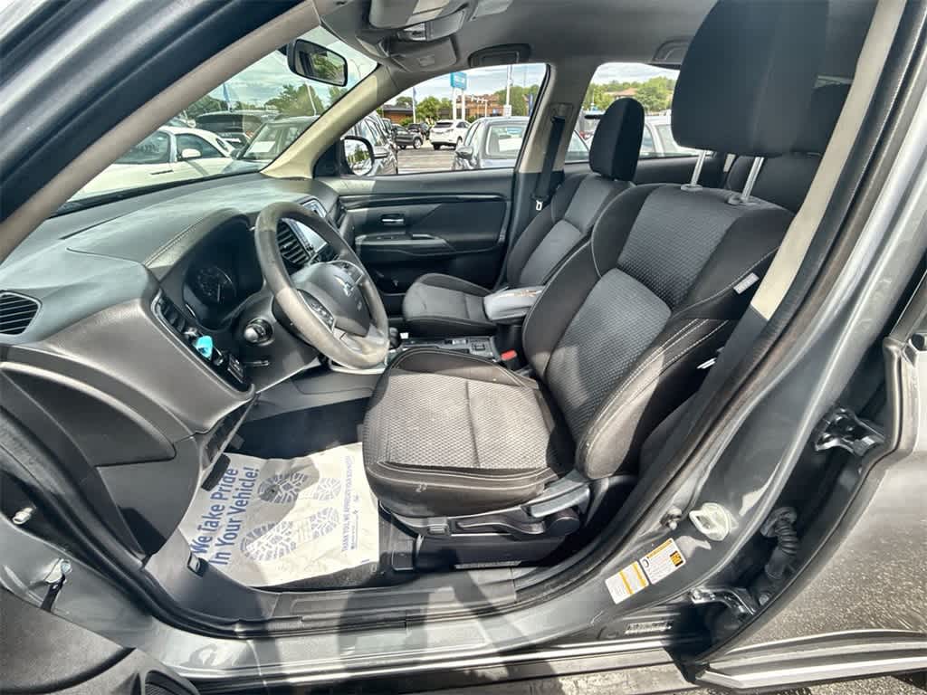 Thumbnail: 2020 Mitsubishi Outlander - 2