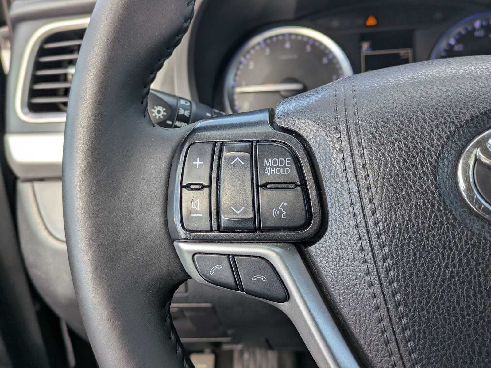 Thumbnail: 2019 Toyota Highlander - 23