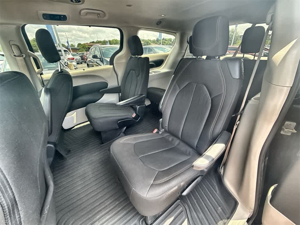 Thumbnail: 2018 Chrysler Pacifica - 18