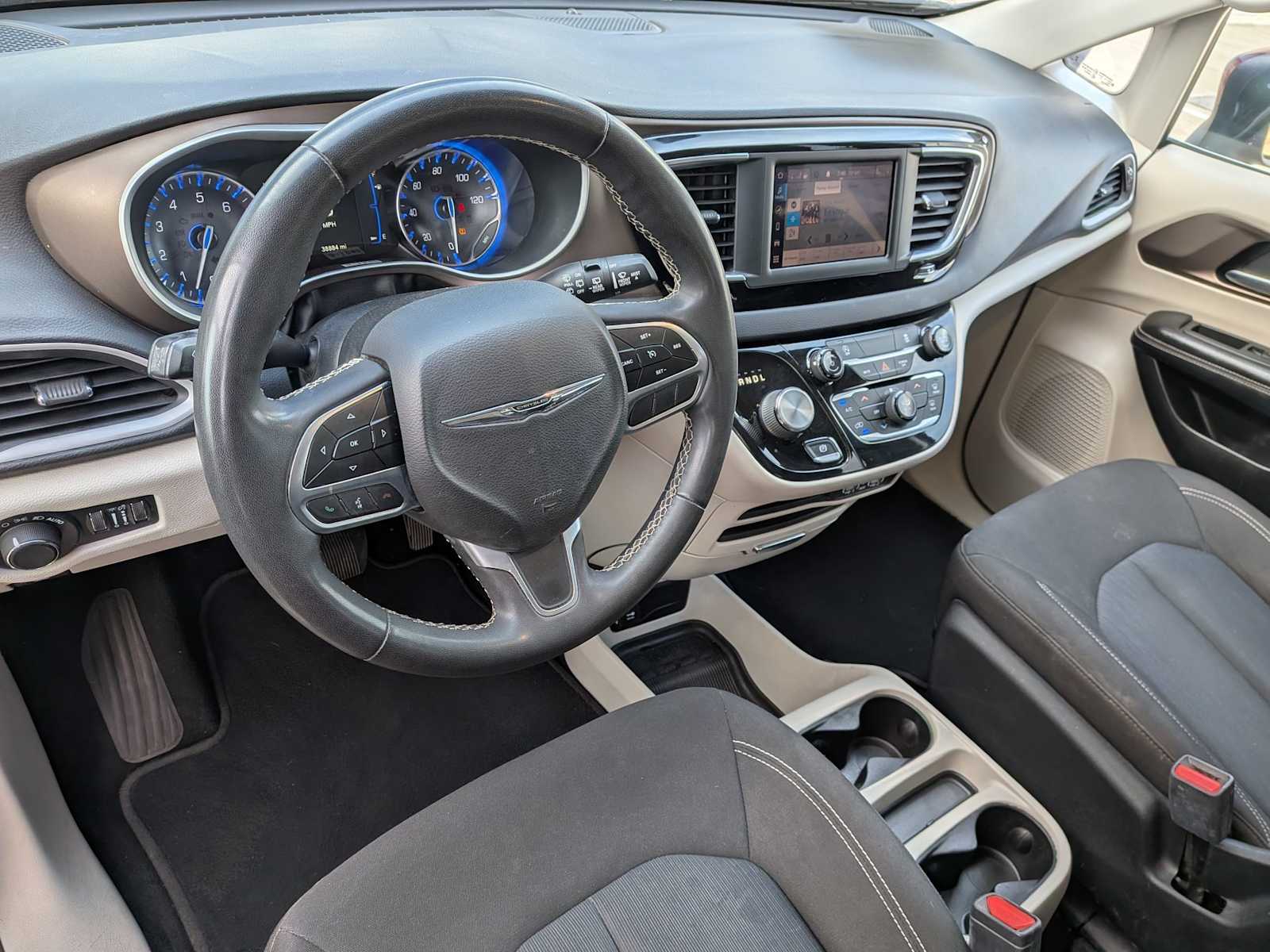Thumbnail: 2022 Chrysler Voyager - 14
