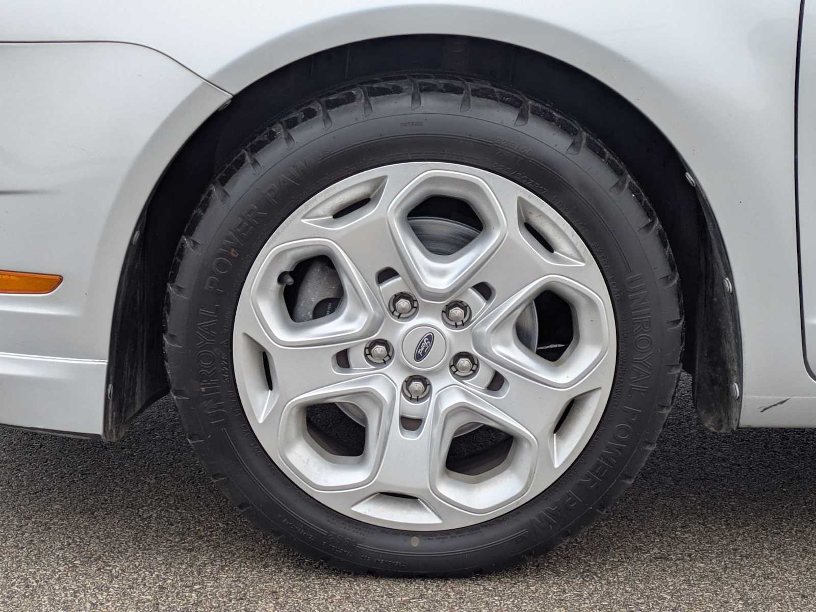 Thumbnail: 2010 Ford Fusion - 13