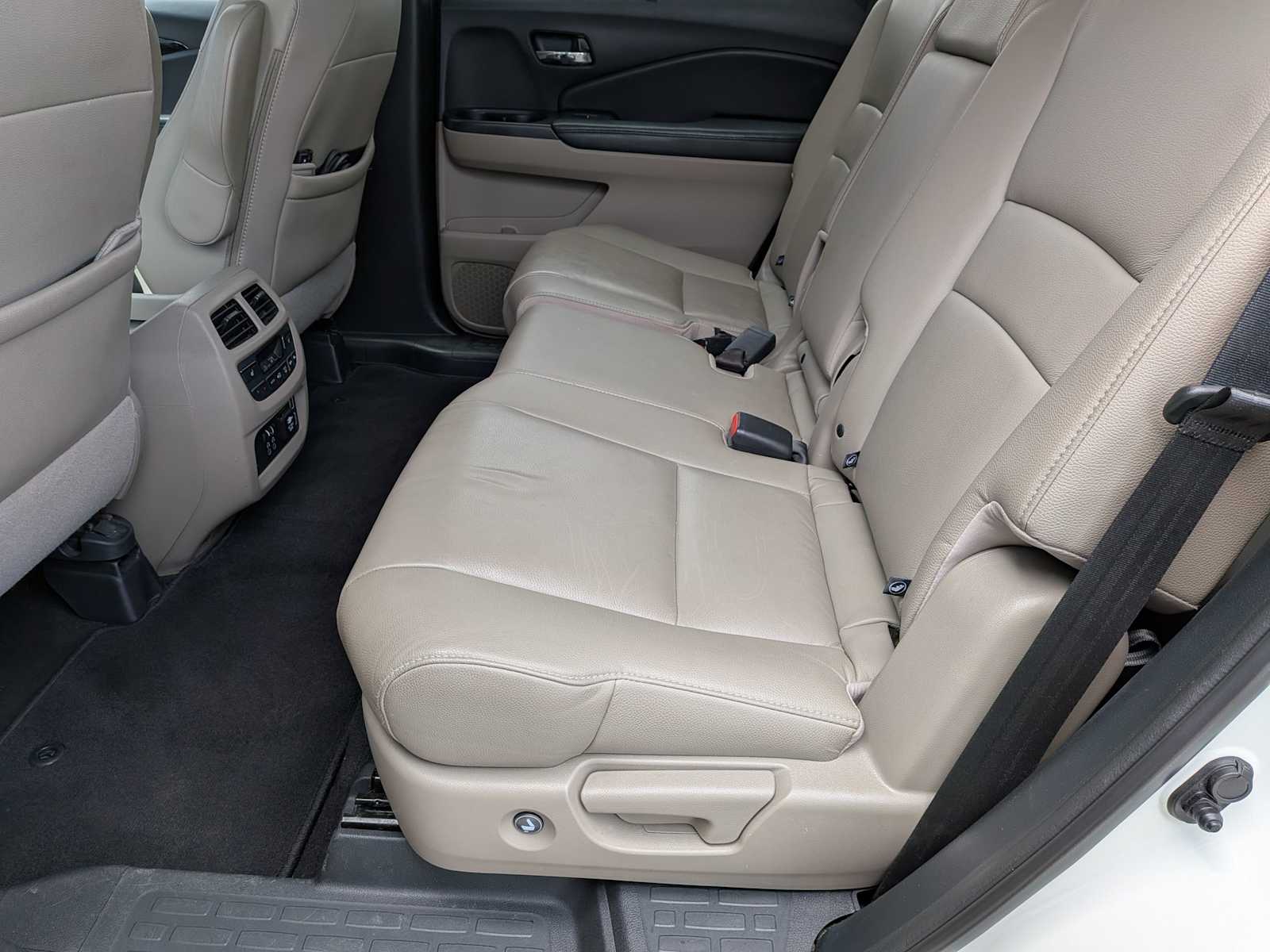 Thumbnail: 2019 Honda Pilot - 19