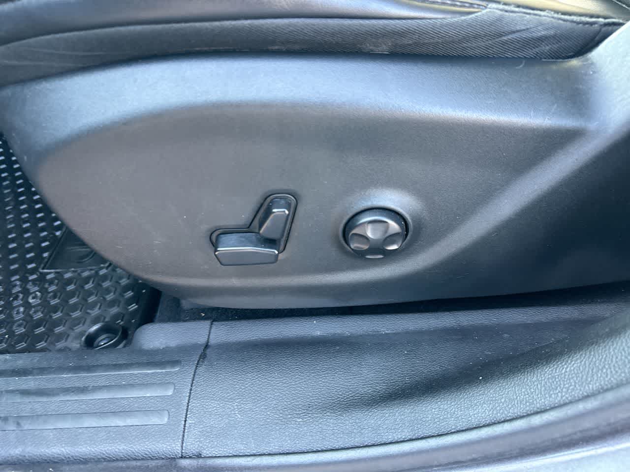 Thumbnail: 2019 Jeep Cherokee - 21