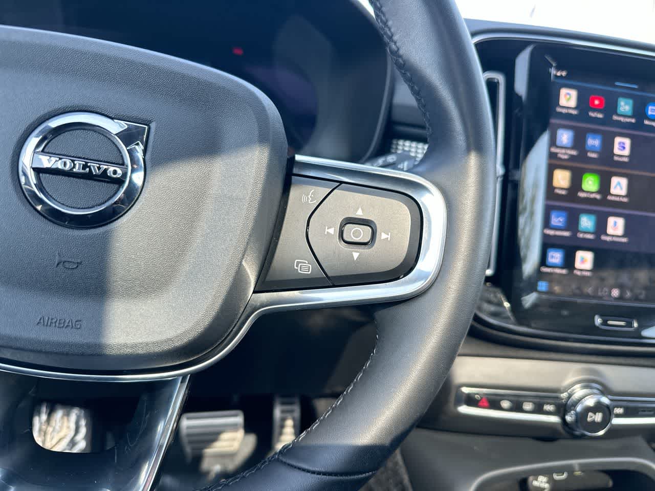 Thumbnail: 2022 Volvo XC40 - 30