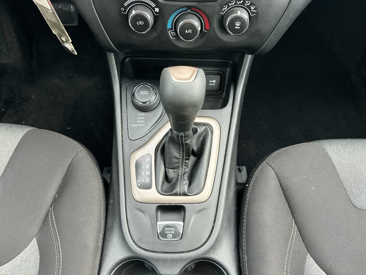 Thumbnail: 2017 Jeep Cherokee - 32