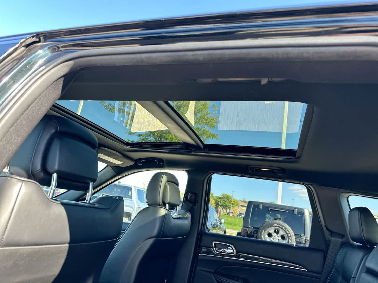 Thumbnail: 2015 Jeep Grand Cherokee - 24