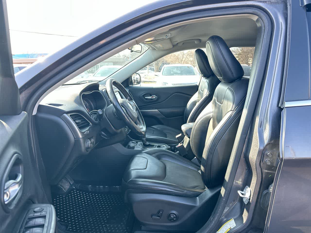 Thumbnail: 2019 Jeep Cherokee - 20