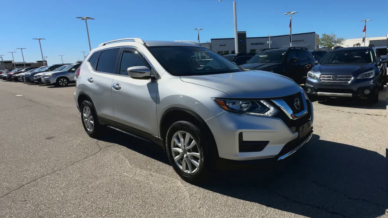 2019 Nissan Rogue SV photo 2