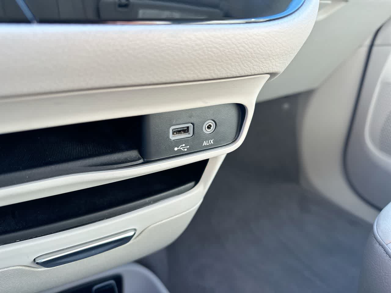 Thumbnail: 2018 Chrysler Pacifica - 34