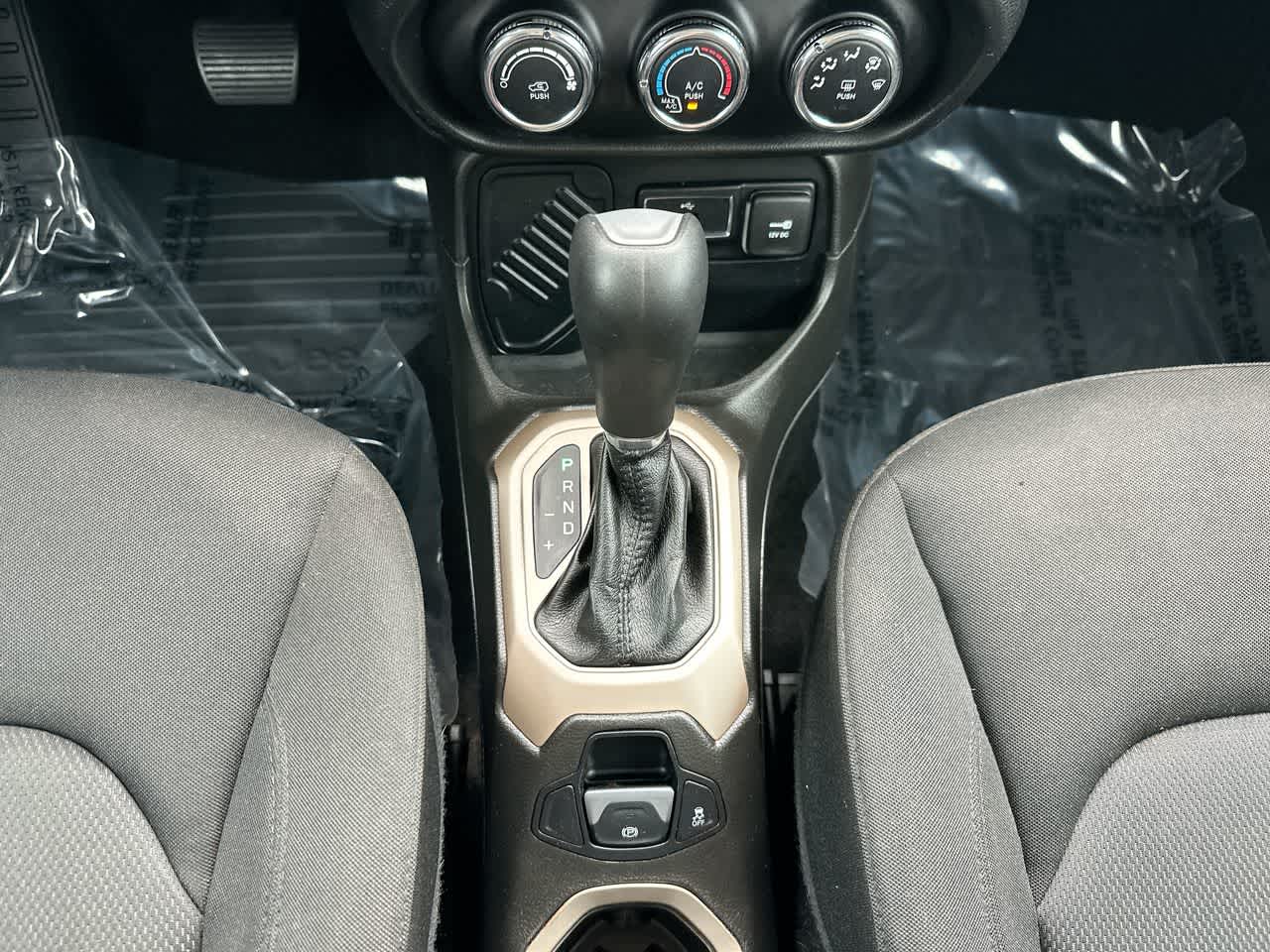 Thumbnail: 2016 Jeep Renegade - 33