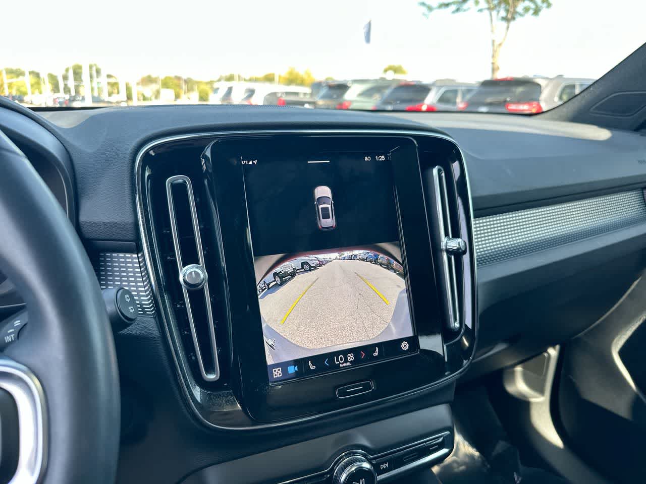 Thumbnail: 2022 Volvo XC40 - 32