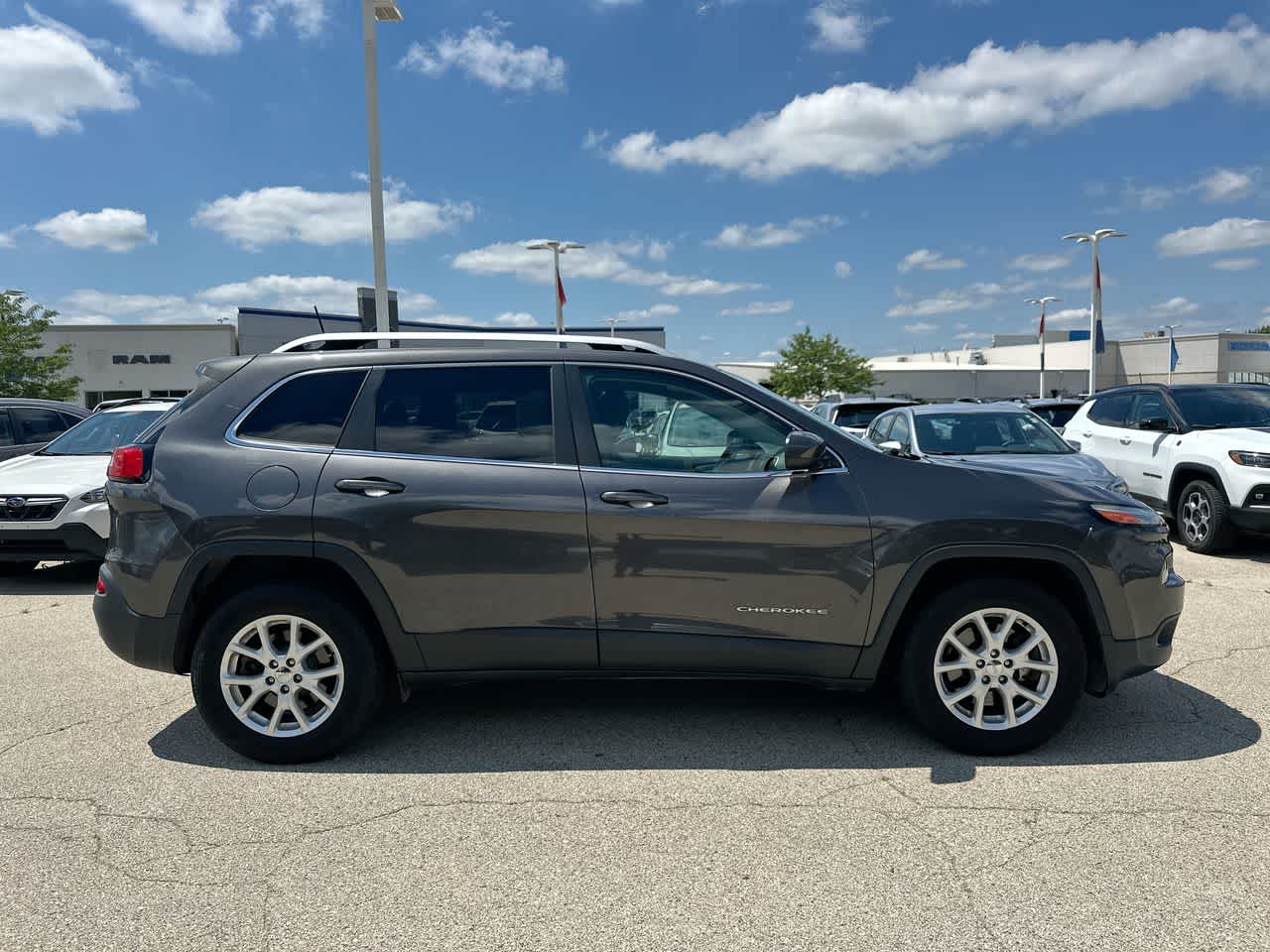 Thumbnail: 2017 Jeep Cherokee - 14
