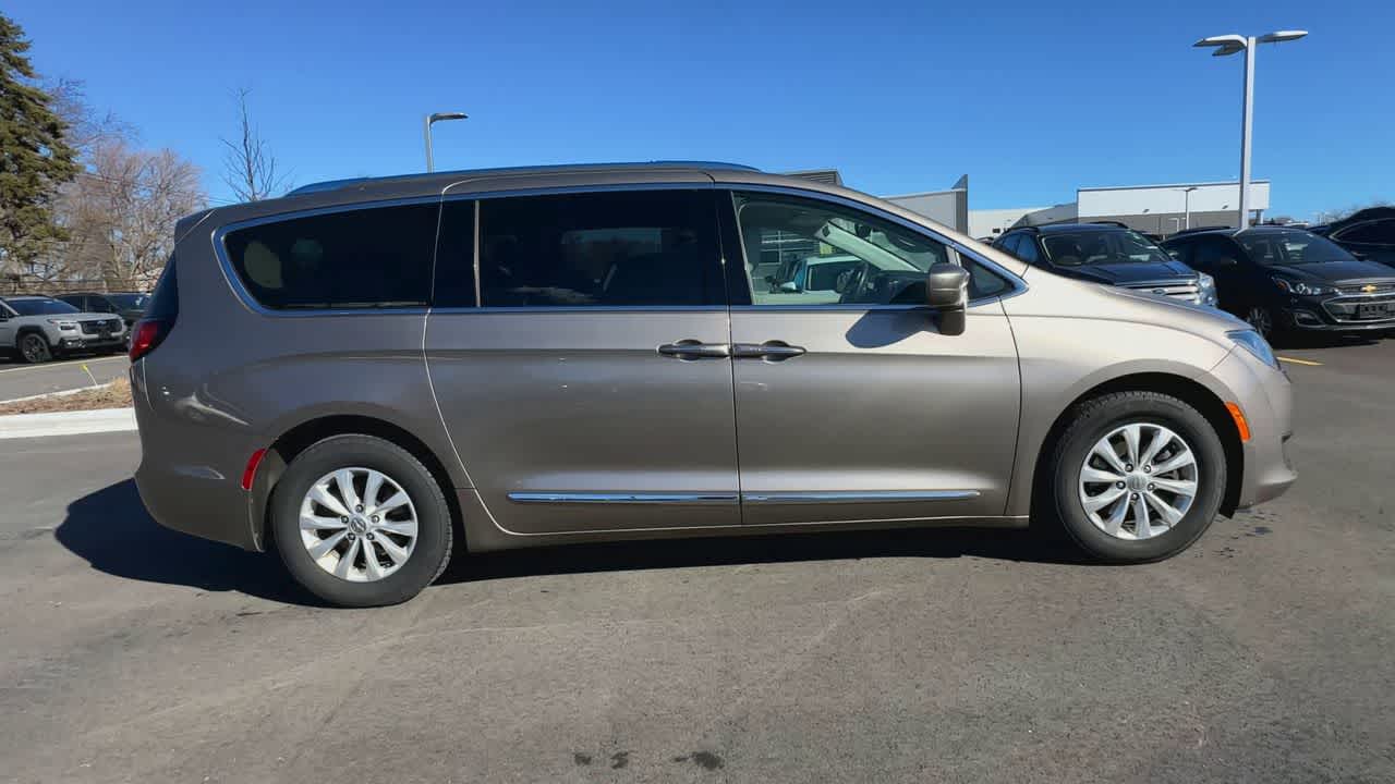 Thumbnail: 2018 Chrysler Pacifica - 9