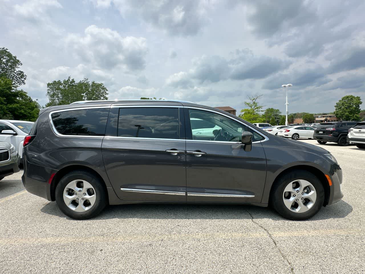 2017 Chrysler Pacifica  24