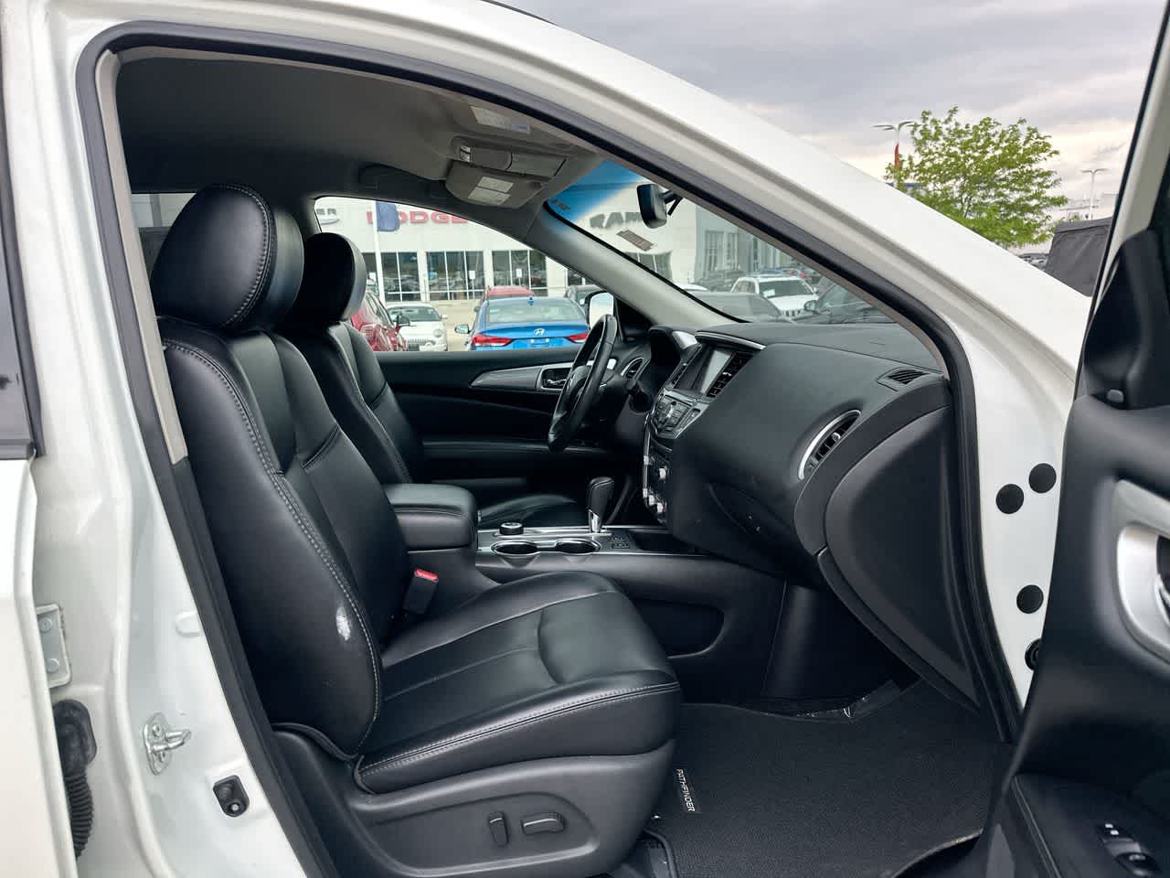 2017 Nissan Pathfinder SL 27