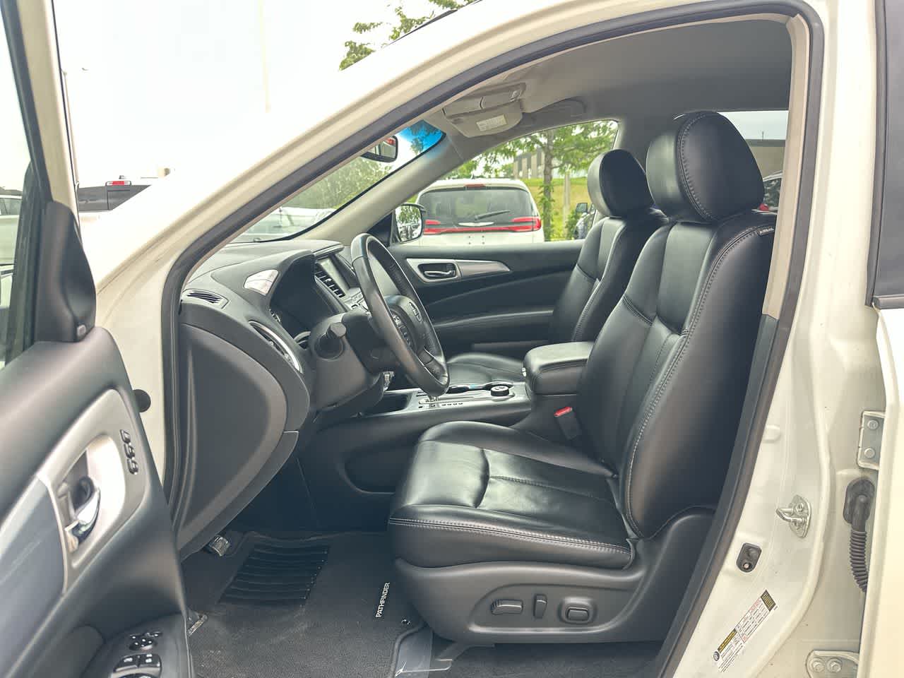 2017 Nissan Pathfinder SL 21