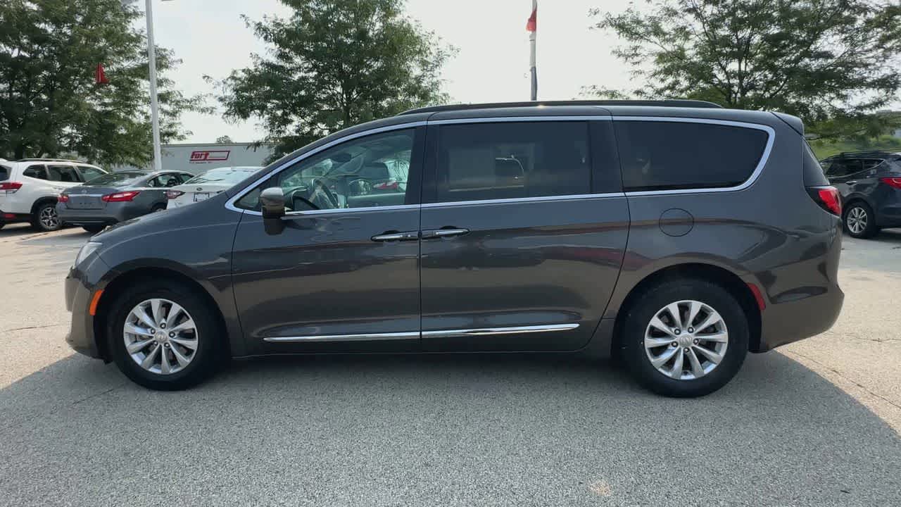 Thumbnail: 2017 Chrysler Pacifica - 5