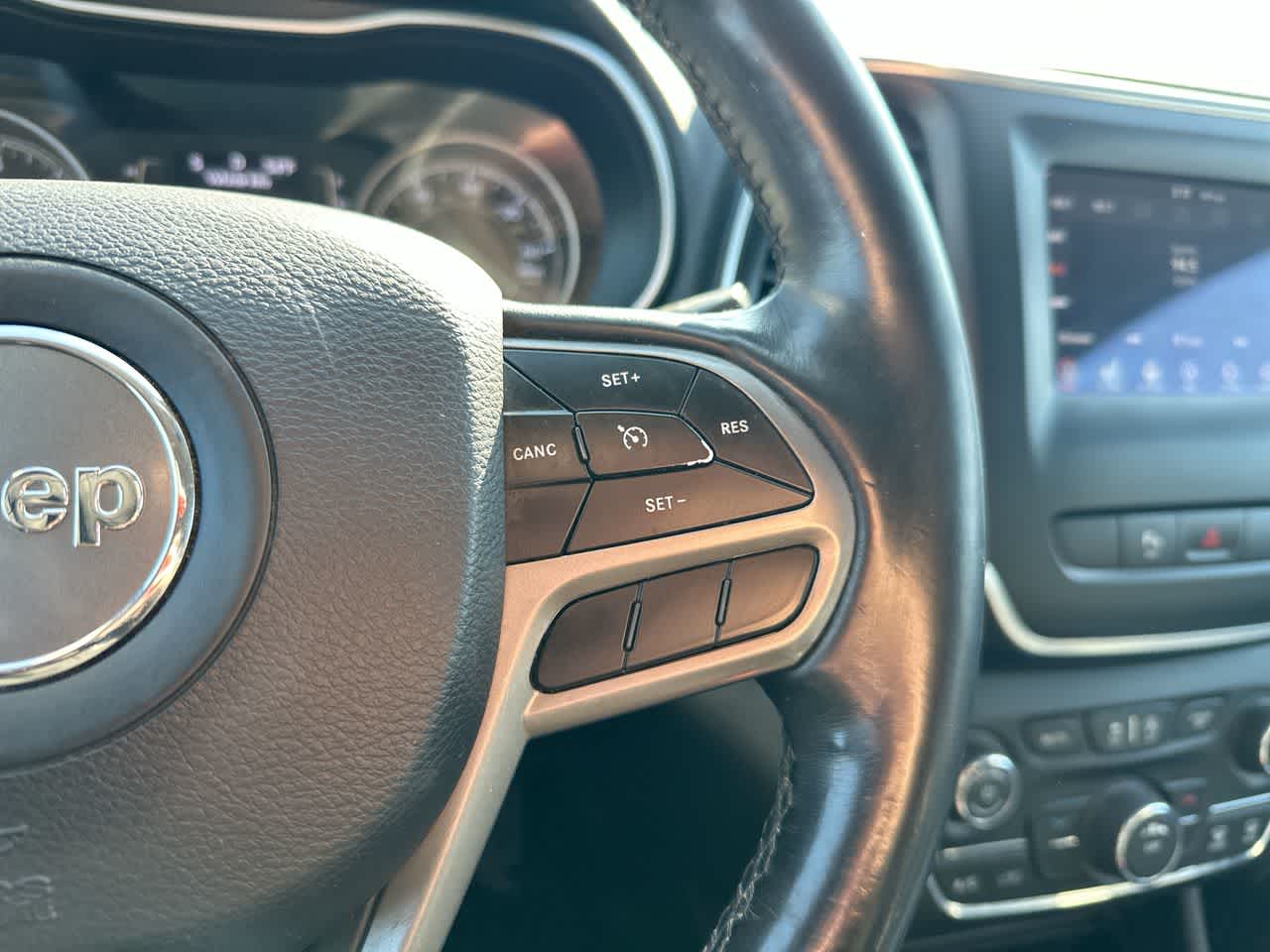 Thumbnail: 2019 Jeep Cherokee - 28